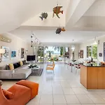 Villa Chelidonia Larnaca Seafront Meneou