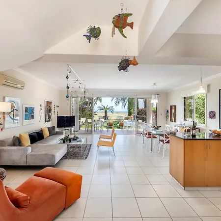 Villa Chelidonia Larnaca Seafront Meneou