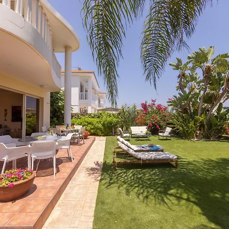 Villa Chelidonia Larnaca Seafront Meneou
