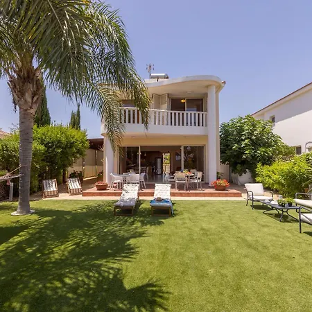 Chelidonia Larnaca Seafront * Meneou