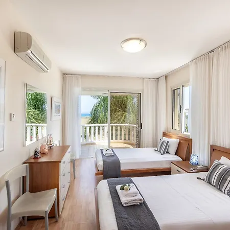 Villa Chelidonia Larnaca Seafront *