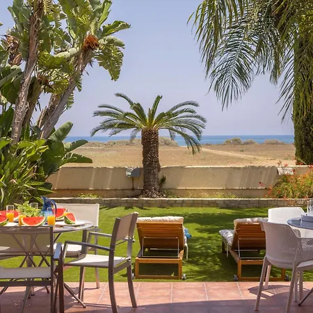 Villa Chelidonia Larnaca Seafront *