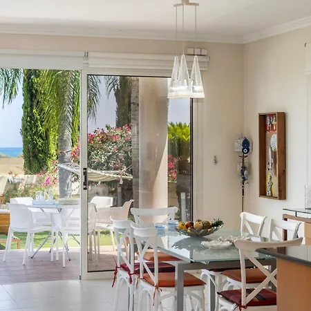 Villa Chelidonia Larnaca Seafront Meneou
