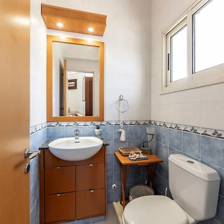 ヴィラ Chelidonia Larnaca Seafront