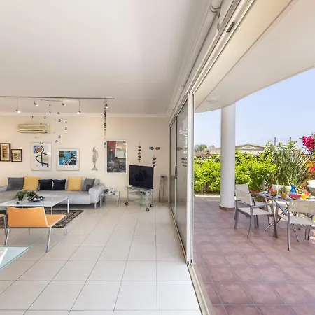 Villa Chelidonia Larnaca Seafront Meneou