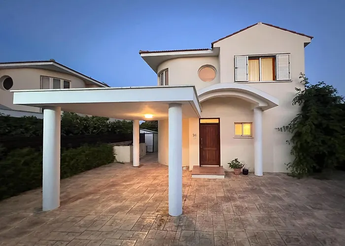 Vila Chelidonia Larnaca Seafront Meneou