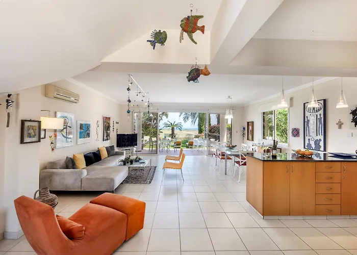 Vila Chelidonia Larnaca Seafront Meneou