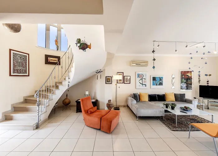 Chelidonia Larnaca Seafront Vila *