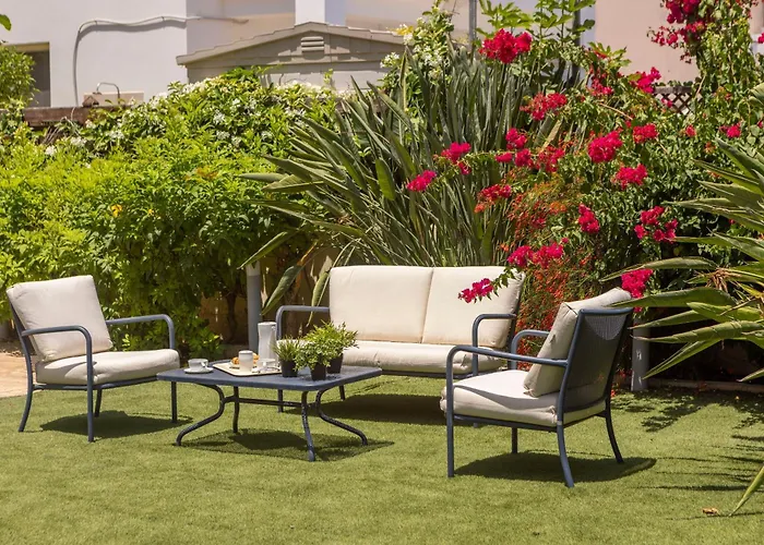 Chelidonia Larnaca Seafront Vila Meneou