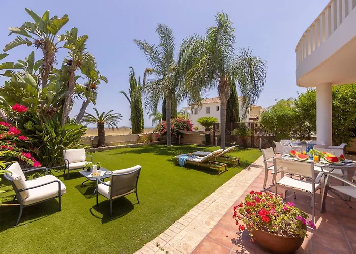 Chelidonia Larnaca Seafront Vila