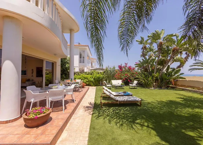 Vila Chelidonia Larnaca Seafront Meneou