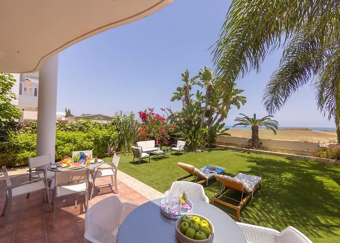 Chelidonia Larnaca Seafront Vila