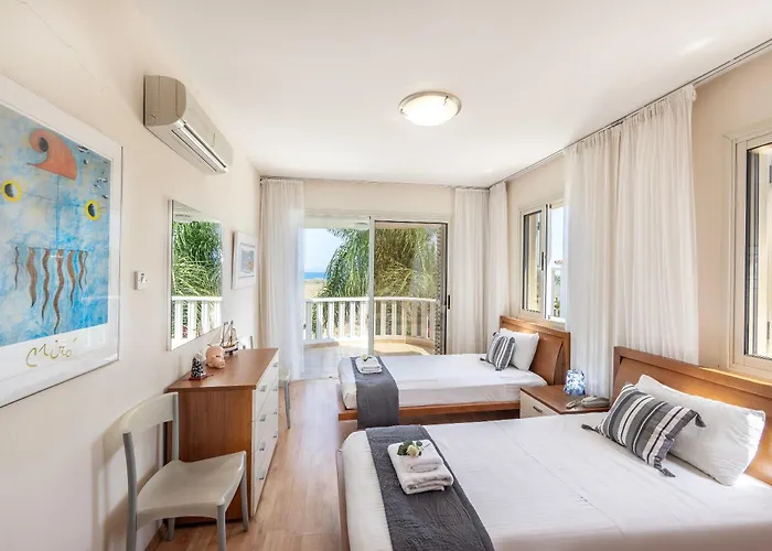 Vila Chelidonia Larnaca Seafront *