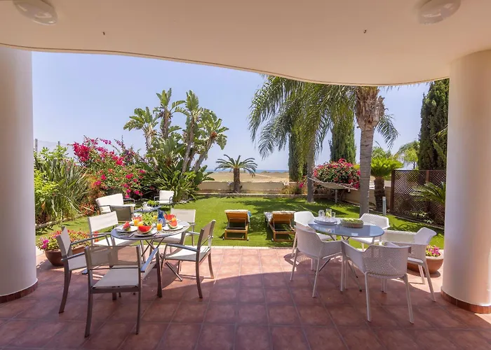 Chelidonia Larnaca Seafront Vila Meneou