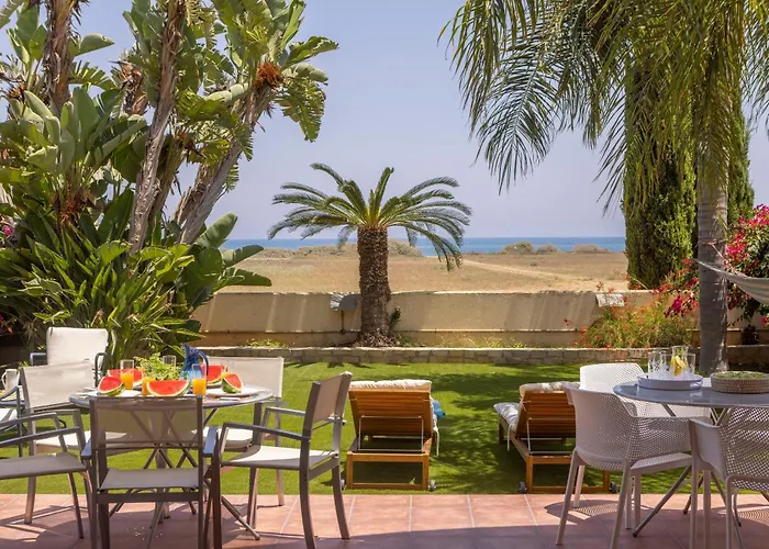 Vila Chelidonia Larnaca Seafront *