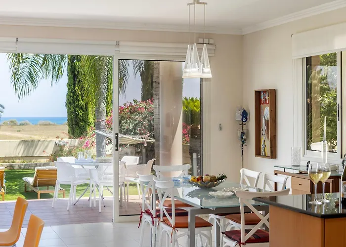 Vila Chelidonia Larnaca Seafront Meneou