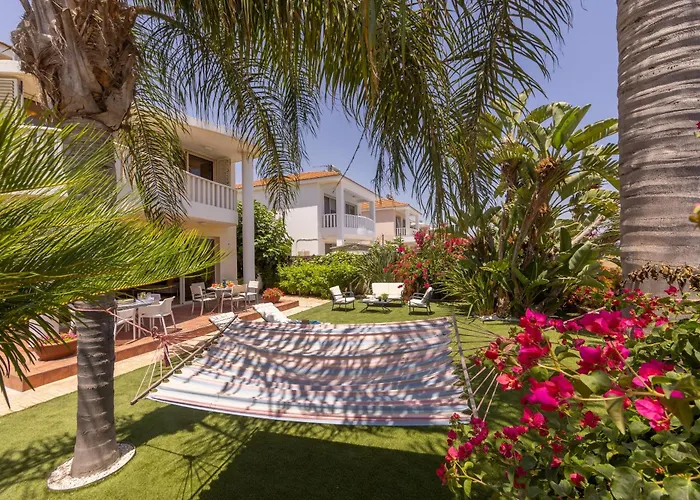 Chelidonia Larnaca Seafront Vila *