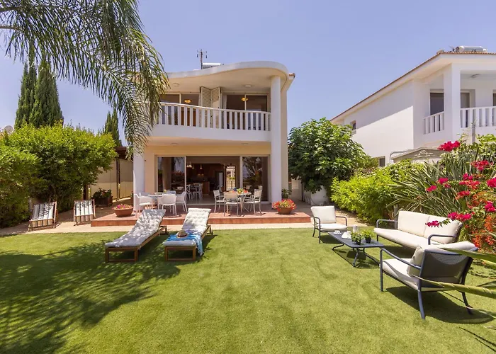 Vila Chelidonia Larnaca Seafront Meneou