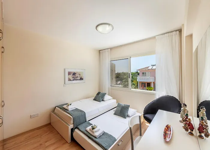 Chelidonia Larnaca Seafront Vila *