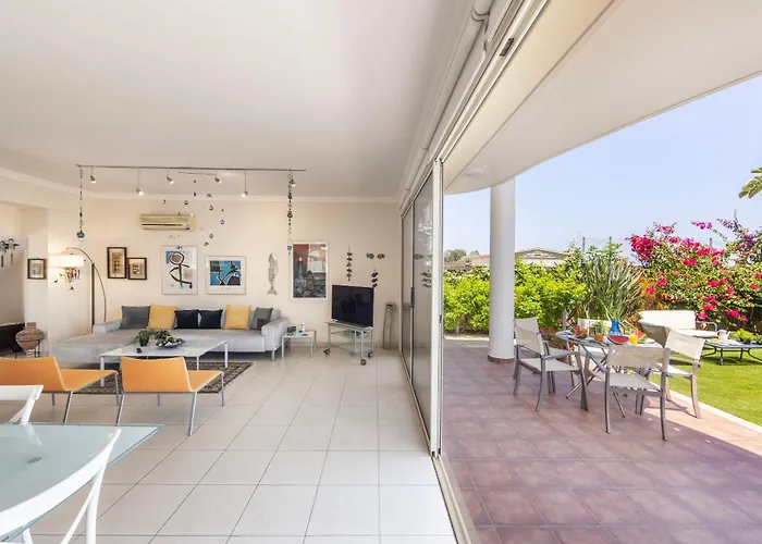 Vila Chelidonia Larnaca Seafront Meneou