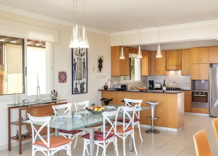 Chelidonia Larnaca Seafront Vila *